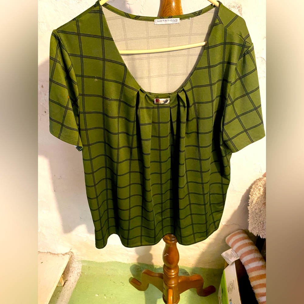 Notation  Woman green black lives 2X